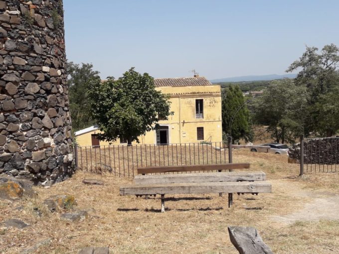 MASIA HISTORICA OCASION delante Ermita y Castillo Sant Hilari