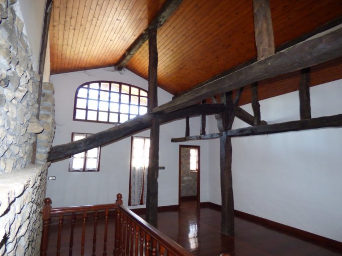Caserio de dos plantas, Munguia, 500 m2, un espacio diáfano por planta, 7 dormitorios, 2 baños