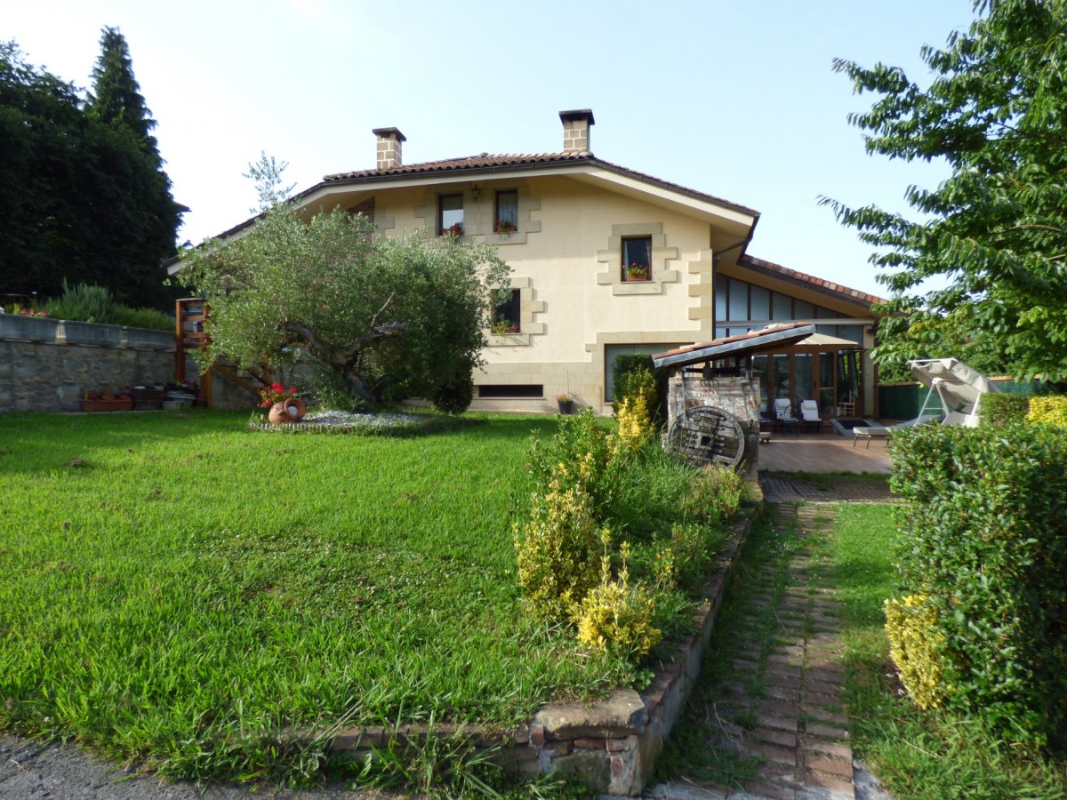 Magnífica casa de 3 plantas en Orozketa, entorno natural único. Parcela 3.000 m2. Vistas increíbles